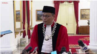 Baru Dilantik Jokowi, Guntur Hamzah Langsung Bergegas Kerja Sebagai Hakim MK
