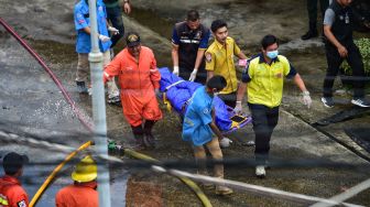 Petugas penyelamat mengevakuasi korban dengan tandu setelah bom mobil meledak di kota Narathiwat, Thailand, Selasa (22/11/2022). [Madaree TOHLALA / AFP]