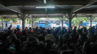 Bus Transjakarta melintas di depan Park and Ride Vertical Terminal Ragunan, Jakarta Selatan, Rabu (23/11/2022). [Suara.com/Alfian Winanto]