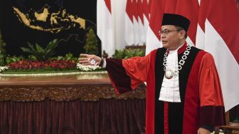 Hakim Konstitusi Guntur Hamzah bersiap berfoto bersama keluarganya setelah resmi menjadi hakim konstitusi di Istana Negara, Jakarta, Rabu (23/11/2022). [ANTARA FOTO/Hafidz Mubarak]