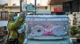Inkubator yang berisi bayi baru lahir yang di evakuasi ke parkiran kendaraan di RSUD Sayang, Kabupaten Cianjur, Jawa Barat, Rabu (23/11/2022). [ANTARA FOTO/Raisan Al Farisi/foc].