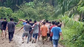 Jalan Rusak dan Berlumpur, Warga Aceh Timur Harus Ditandu untuk Berobat