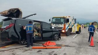 3 Orang Tewas dalam Kecelakaan Maut di Tol Semarang-Solo, Sopir Alphard Tabrak Truk Diduga Ngantuk
