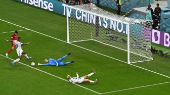 Penyerang Spanyol Alvaro Morata (kiri belakang) mencetak gol ketujuh untuk timnya selama pertandingan sepak bola Grup E Piala Dunia 2022 antara Spanyol dan Kosta Rika di Stadion Al-Thumama di Doha, Qatar, Rabu (23/11/2022). [Kirill KUDRYAVTSEV / AFP] 
