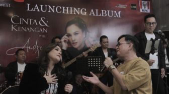 Penyanyi Andrea Lee berduet bersama Hedi Yunus (kanan) saat launching album Cinta dan Kenangan di Jakarta, Rabu (24/11). [Suara.com/Oke Atmaja]

