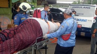 Kerahkan Enam Personel Lewati Gang Sempit, Detik-Detik Damkar Evakuasi Pria Obesitas di Jatinegara ke Rumah Sakit