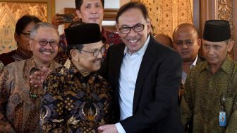 Warga Malaysia Kenang Persahabatan Perdana Menteri Malaysia Anwar Ibrahim dan Habibie