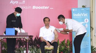 Presiden Joko Widodo menerima suntikan vaksin COVID-19 IndoVac dosis &quot;booster&quot; kedua di halaman Istana Kepresidenan Bogor, Jawa Barat, Kamis (24/11/2022). [ANTARA FOTO/Biro Pers Setpres - Lukas].