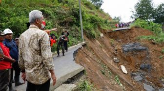 Ganjar Gerak Cepat Perbaiki Jalur Alternatif Banyumas-Brebes yang Putus Akibat Longsor