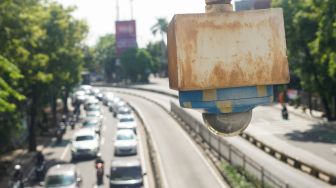 Kamera CCTV terpasang di Jembatan Penyeberangan Orang (JPO) di Kawasan Warung Jati, Jakarta Selatan, Kamis (24/11/2022). [Suara.com/Alfian Winanto]