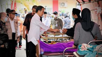 Presiden Joko Widodo atau Jokowi menengok korban selamat setelah dua hari tertimpa reruntuhan akibat gempa bumi magnitudo 5,6 di RSUD Sayang, Kabupaten Cianjur, Jawa Barat, Kamis (24/11/2022). (Laily Rachev - Biro Pers Sekretariat Presiden)
