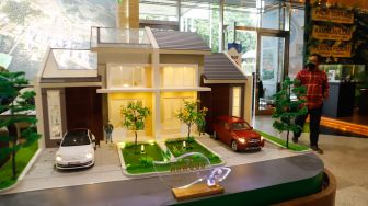 Pengunjung melihat maket rumah pada pameran Indonesia Properti Expo 2022 di JCC Senayan, Jakarta Pusat, Kamis (24/11/2022). [Suara.com/Alfian Winanto]