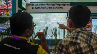Pengunjung melihat maket rumah pada pameran Indonesia Properti Expo 2022 di JCC Senayan, Jakarta Pusat, Kamis (24/11/2022). [Suara.com/Alfian Winanto]