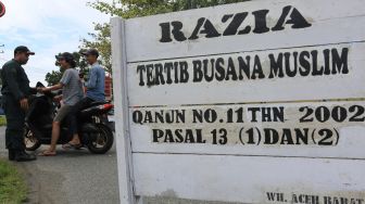 Petugas gabungan yang terdiri dari Polisi Syariah Islam atau Wilayatul Hisbah, Satpol PP dan TNI/Polri merazia busana muslim di Desa Drien Rampak, Johan Pahlawan, Aceh Barat, Aceh, Kamis (24/11/2022). [ANTARA FOTO/Syifa Yulinnas/rwa].