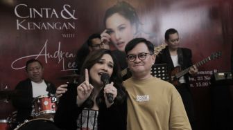 Penyanyi Andrea Lee berduet bersama Hedi Yunus (kanan) saat launching album Cinta dan Kenangan di Jakarta, Rabu (24/11). [Suara.com/Oke Atmaja]

