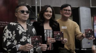 Andrea Lee bersama Hedi Yunus dan Sandhy Sondoro saat peluncuran album Cinta & Kenangan, di outlet KFC Kemang, Jakarta Selatan, Rabu (23/11/2022). [Suara.com/Oke Atmaja]

