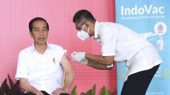 Presiden Joko Widodo menerima suntikan vaksin COVID-19 IndoVac dosis &quot;booster&quot; kedua di halaman Istana Kepresidenan Bogor, Jawa Barat, Kamis (24/11/2022).  [ANTARA FOTO/Biro Pers Setpres - Lukas].