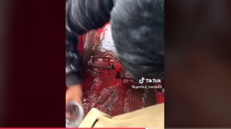 Perahu Bebek yang Dinaiki Hampir Tenggelam, Aksi Mahasiswa Malang Ini Justru Bikin Salfok