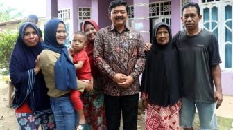 Pastikan Tepat Sasaran, Menteri ATR/Kepala BPN Terjun Langsung Serahkan Sertipikat ke Rumah Warga di Kab. Gowa