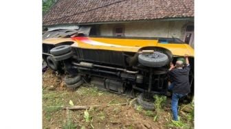 Bus Angkut Mahasiswa yang Studi ke Baduy Terguling