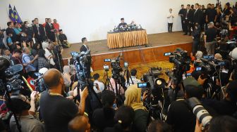 Perdana Menteri Malaysia Anwar Ibrahim ketika memberikan keterangan pers usai menghadap Raja Malaysia, Yang di-Pertuan Agong Al-Sultan Abdullah Ri'ayatuddin Al Mustafa Billah Shah di Sungai Long Golf & Country Resort, Kajang, Selangor, Malaysia, Kamis (24/11/2022). ANTARA FOTO/Rafiuddin Abdul Rahman