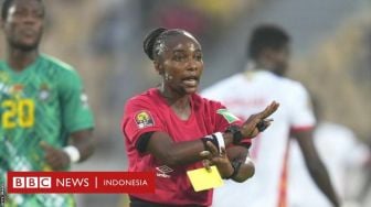 Piala Dunia: Salima Mukasanga Harap Bisa Buka Pintu Bagi Wasit Perempuan