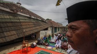 Warga bersiap mengikuti shalat Jumat di Desa Gasol, Kabupaten Cianjur, Jawa Barat, Jumat (25/11/2022). [ANTARA FOTO/Yulius Satria Wijaya/aww].