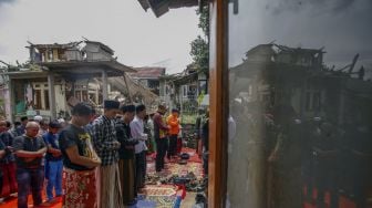 Warga mengikuti shalat Jumat di Desa Gasol, Kabupaten Cianjur, Jawa Barat, Jumat (25/11/2022). [ANTARA FOTO/Yulius Satria Wijaya/aww].