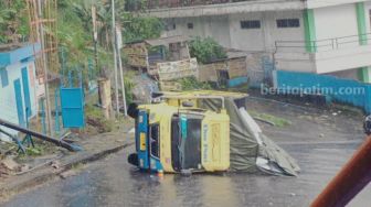 Apes! Truk Terguling Setelah Sopirnya Mengikuti Google Maps di Magetan