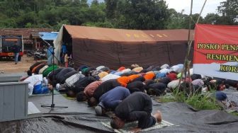 Keharuan Warnai Sholat Jumat Korban Gempa Cianjur