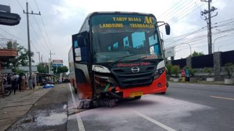 Melaju Ugal-ugalan, Bus Tabrak Pemotor hingga Tewas di Jombang