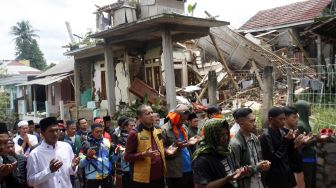 Masjid Rusak Gegara Gempa Cianjur, Warga Salat Jumat di Jalan