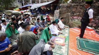 Gubernur Jawa Barat Ridwan Kamil mengajak masyarakat untuk berdoa bersama untuk korban gempa bumi di Desa Gasol, Kabupaten Cianjur, Jawa Barat, Jumat (25/11/2022). [ANTARA FOTO/Yulius Satria Wijaya/aww].