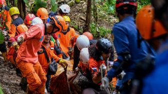 Merinding! Hilang Sejak 21 November, Jenazah Ayah peluk Anaknya Ditemukan di Lokasi Gempa Cugenang