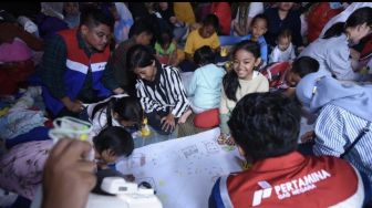 Pekerja Pertamina Ajak Anak Korban Gempa Cianjur Menggambar dan Bermain Hilangkan Trauma Pascabencana