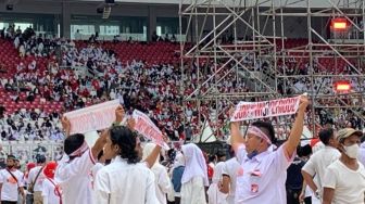 Muncul Bentangan Spanduk Jokowi 3 Periode Saat Presiden Kumpul Akbar Bareng Relawan di GBK
