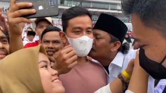 Ikut Nongol di Acara Kumpul Akbar Relawan Jokowi di GBK, Gibran Dikecup Bapak-bapak Berkumis Peci Hitam