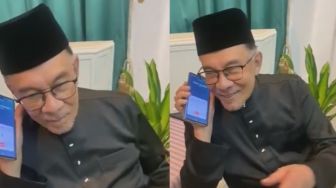 Waduh, Momen Anwar Ibrahim Tak Sengaja Perlihatkan Nomor Telepon Rahasia Jokowi