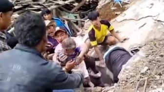 Terkubur Hidup-hidup Bangunan Rumah, Warga Pekik Takbir usai Balita Korban Gempa Cianjur Ditemukan