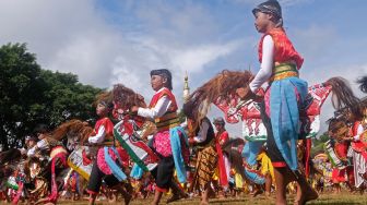 Sejumlah pelajar menampilkan tari Jaran Kepang massal saat pentas Banjaran Jaran Kepang di alun-alun kota Temanggung, Jawa Tengah, Minggu (27/11/2022). [ANTARA FOTO/Anis Efizudin/aww]
