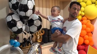 Serba Bola, Intip 10 Potret Ulang Tahun Pertama Rayyanza Cipung yang Digelar Sederhana