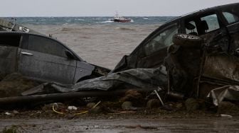 Penampakan Mobil rusak akibat hujan lebat yang memicu tanah longsor di pulau Ischia selatan, Italia, Sabtu (26/11/2022). [ANSA / Ansa / Italy OUT / AFP]