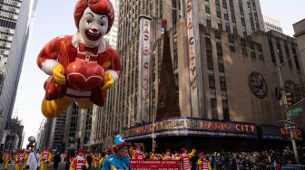 Balon Ronald McDonald melayang melewati Radio City Music Hall selama Parade Hari Thanksgiving Macy Tahunan ke-96 di New York City, Amerika Serikat, Kamis (24/11/2022). [Yuki IWAMURA / AFP]
