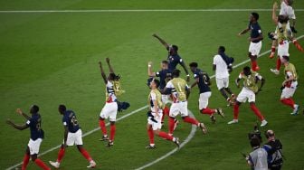 Para pemain Prancis merayakan kemenangan mereka usai pertandingan sepak bola Grup D Piala Dunia 2022 antara Prancis dan Denmark di Stadion 974 di Doha, Qatar, Sabtu (26/11/2022). [Anne-Christine POUJOULAT / AFP]
