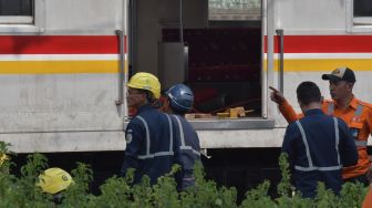 Sejumlah petugas mengamati rangkaian KRL (Kereta Rel Listrik) yang anjlok di perlintasan menuju Stasiun Manggarai, Jakarta, Minggu (27/11/2022). [ANTARA FOTO/ Fakhri Hermansyah/aww]