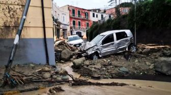 Penampakan Mobil rusak akibat hujan lebat yang memicu tanah longsor di Casamicciola, Pulau Ischia selatan, Italia, Sabtu (26/11/2022). [ANSA / Ansa / Italy OUT / AFP]