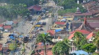 Masinis menjalankan lokomotif uap E1060 "Mak Itam" yang membawa gerbong saat uji coba di Kota Sawahlunto, Sumatera Barat, Sabtu (26/11/2022). [ANTARA FOTO/Iggoy el Fitra/hp]
