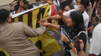 LBH Jakarta Sayangkan Tindakan Represif Aparat Yang Coba Merampas Spanduk Penolakan RKUHP Di CFD Bundaran HI