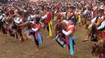 Sejumlah pelajar menampilkan tari Jaran Kepang massal saat pentas Banjaran Jaran Kepang di alun-alun kota Temanggung, Jawa Tengah, Minggu (27/11/2022). [ANTARA FOTO/Anis Efizudin/aww]
