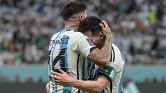 Gelandang Argentina Enzo Fernandez (kiri) merayakan gol dengan penyerang Argentina Lionel Messi saat pertandingan sepak bola Grup C Piala Dunia 2022 antara Argentina dan Meksiko di Stadion Lusail di Lusail, Qatar, Sabtu (26/11/2022). [JUAN MABROMATA/AFP]